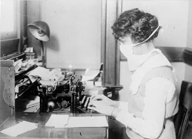 Datilógrafo usando uma máscara durante a pandemia de gripe de 1918