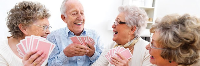 пожилые люди играют в карты