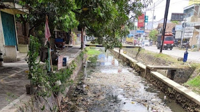 Warga Mengeluh, Sampah Di Sepanjang Sungai Aji Pasar Gladak Kaliwungu Menumpuk Hingga Air Tidak Mengalir