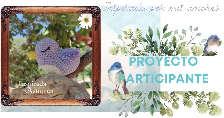 Amigurumi de Mariela enmarcado en marco vintage a la izquierda y a la derecha el título del blog y las palabras Proyecto participante con pájaros y ramitas.