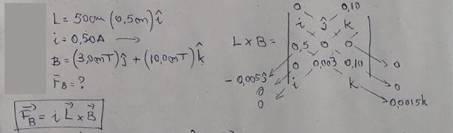 UM FIO DE 50cm DE COMPRIMENTO É PERCORRIDO POR UMA CORRENTE DE 0,500 A...