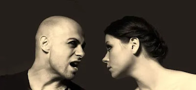 एक महिला और एक पुरुष गुस्से में एक दूसरे से झगड़ा कर रहे हैं