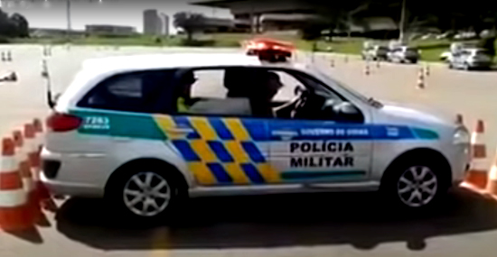 Baliza de Fuga da Polícia Brasileira Surpreende Estrangeiros - Capa