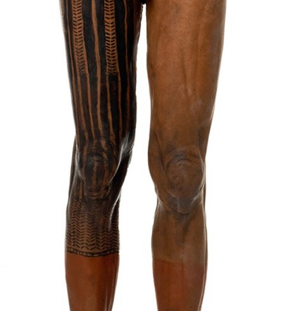 Ноги раннего современного человека украшены реалистичным боди-артом