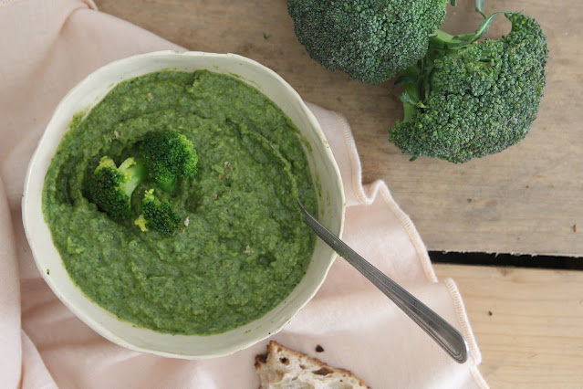 Cuillère et saladier : Purée de brocolis au pesto (vegan)
