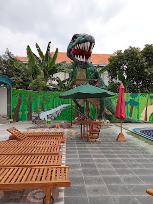 Icon Patung Dinosurus dari ban bekas di Bluron Bawean Solo, desa Baron Kecamatan Dukun, Kabupaten Gresik.