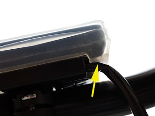 ラキアの電動アシスト自転車用スイッチカバー画像の矢印の部分と配線が引っかかって奥まで差込み出来ないので浮いてしまう訳です。