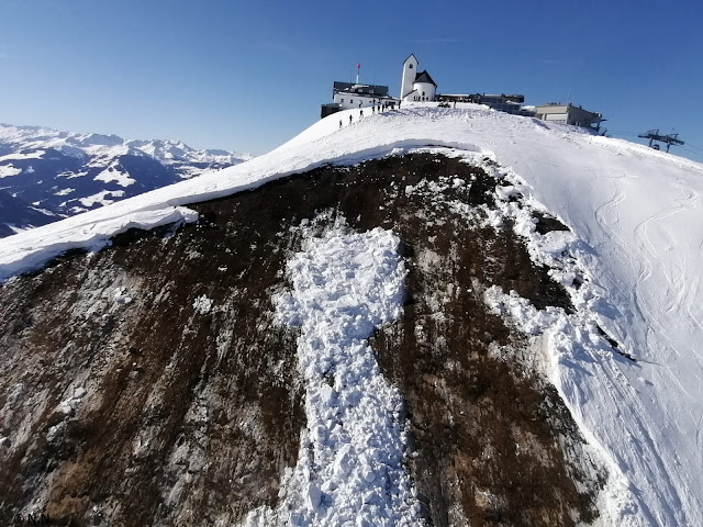 Valanga di slittamento, distaccatasi il 14.02. sotto la Hohe Salve nelle Alpi di Kitzbühel occidentali. Era possibile interrompere un intervento di soccorso.