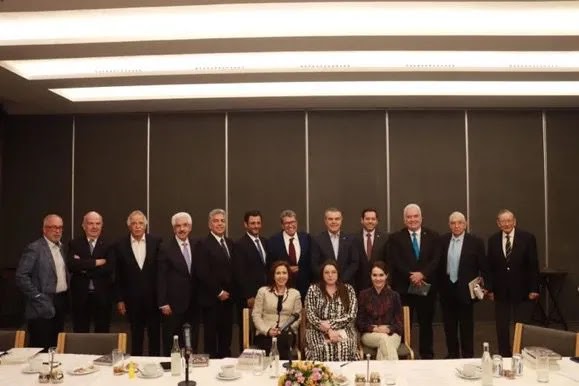Se reúne Ricardo Monreal con la cúpula del CCE