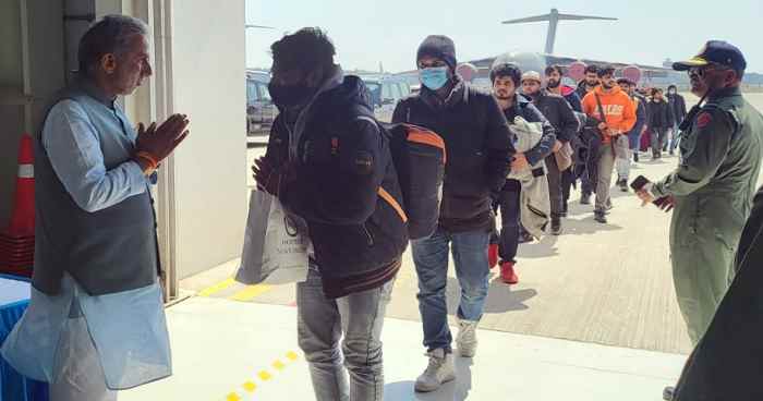 krishnapal-gurjar-welcomed-the-students-who-returned-from-ukraine