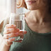 Το να μην πίνετε αρκετό νερό μπορεί να οδηγήσει στην κατανάλωση περισσότερων θερμίδων