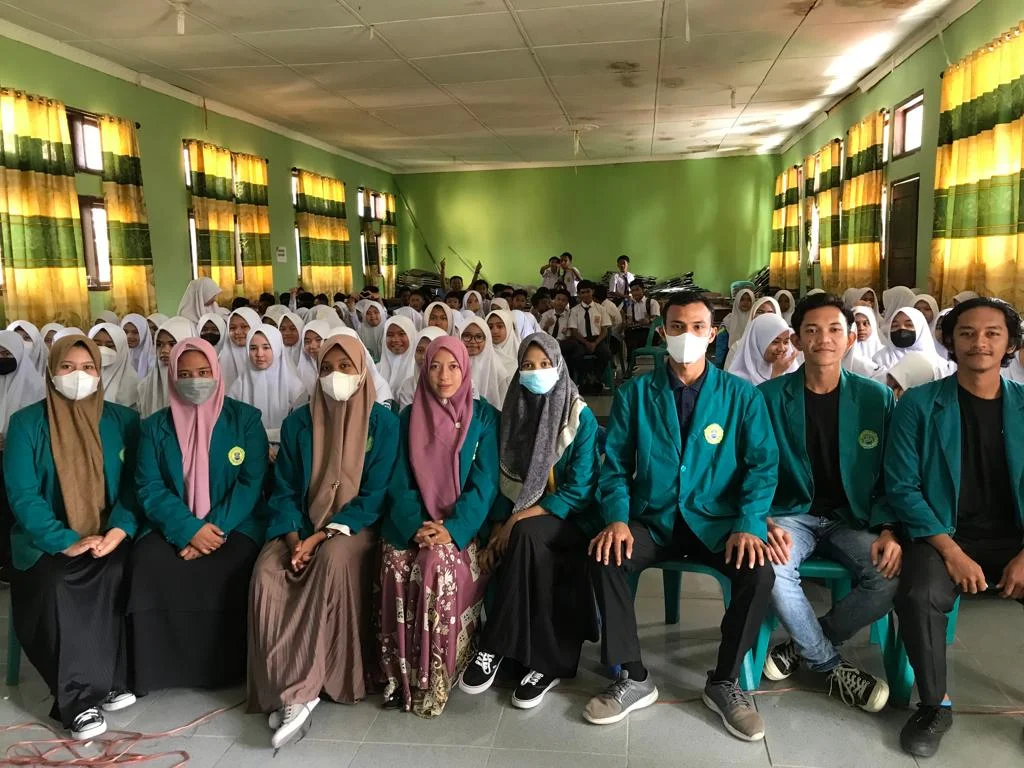 Muliati Isi Seminar Generasi Millenial Kreatif di SMPN 1 Bandar Bener Meriah