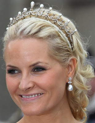 pearl tiara norway queen maud garrard sonja crown princess mette marit