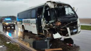 Ônibus de MS que bateu em carreta no Paraná transportava pacientes para tratamento de câncer