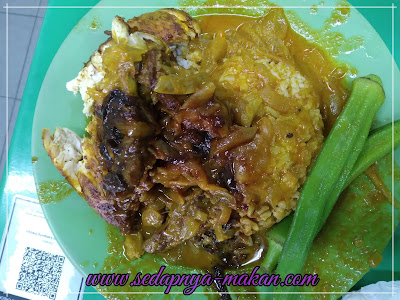 nasi kandar kuah banjir, ayam goreng, bendi rebus