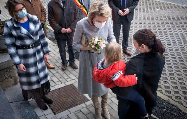 Queen Mathilde wore a grey wool dress from Natan.  The 50th anniversary of the Three Gates shelter