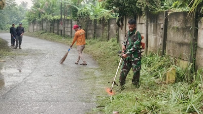 Babinsa Koramil 14/Panongan Melaksanakan Kerja Bakti Bersama Warga. 