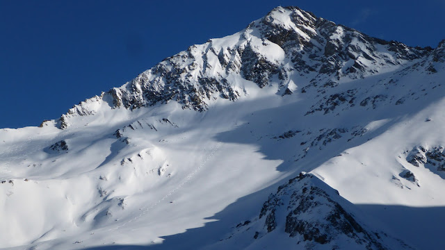 Molti scialpinisti sono stati attratti dalla Valle Aurina dopo la nevicata del 22.01. I percorsi noti sono stati molto frequentati, anche fuori da questi è stato possibile godersi un po’ di neve fresca. (Foto: servizio prevenzione valanghe - Alto Adige, 25.01.2022).