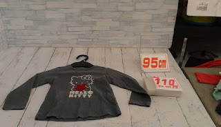 中古品　子供服　９５ｃｍ　キティちゃんプリント　グレー　長袖Ｔシャツ　１１０円