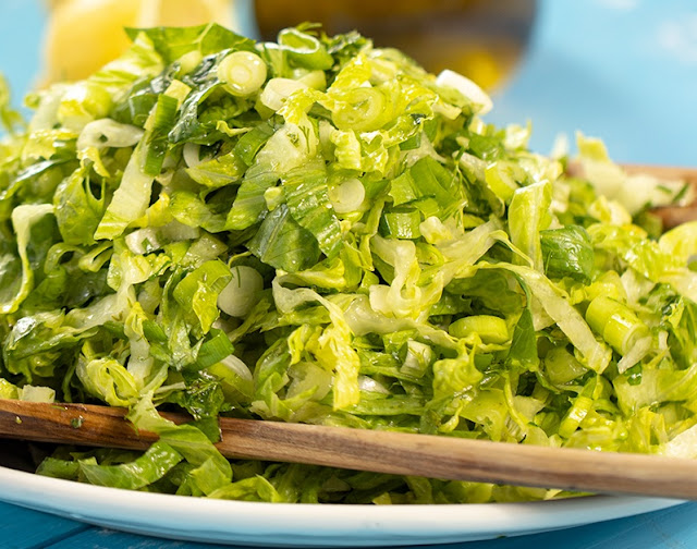 Greek lettuce salad (maroulosalata)