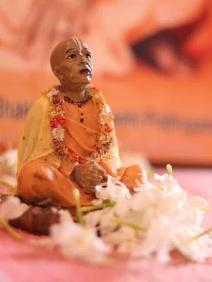 Shril Prabhupad as a devotee of Krishna- shri kainchi dham