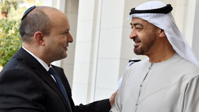 PM Israel Naftali Bennett (kiri) bertemu Putra Mahkota Abu Dhabi Pangeran Sheikh Mohammed bin Zayed (kanan) di Abu Dhabi.