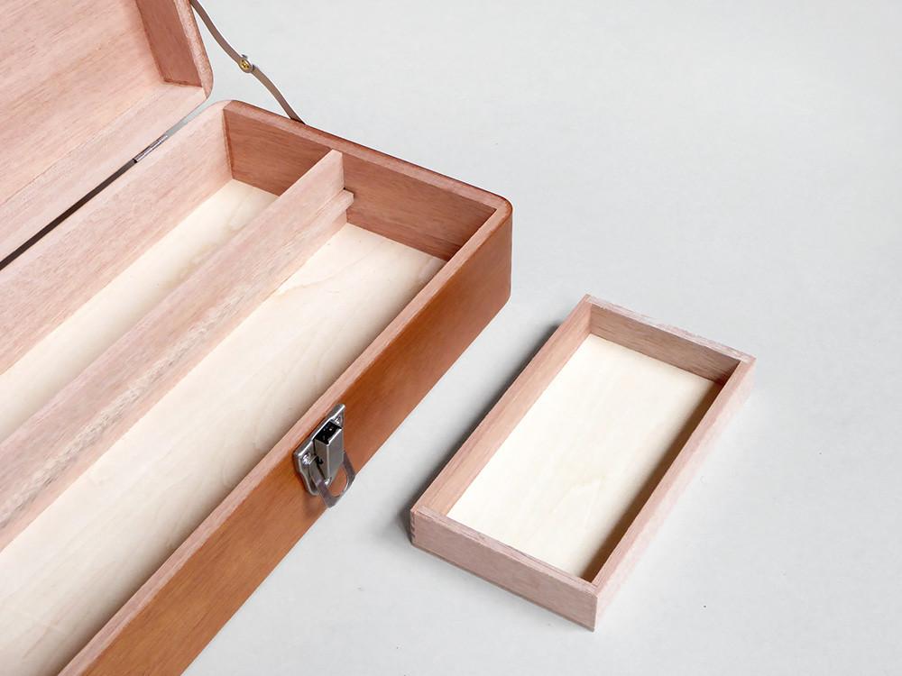 drewniany pojemnik na biurko