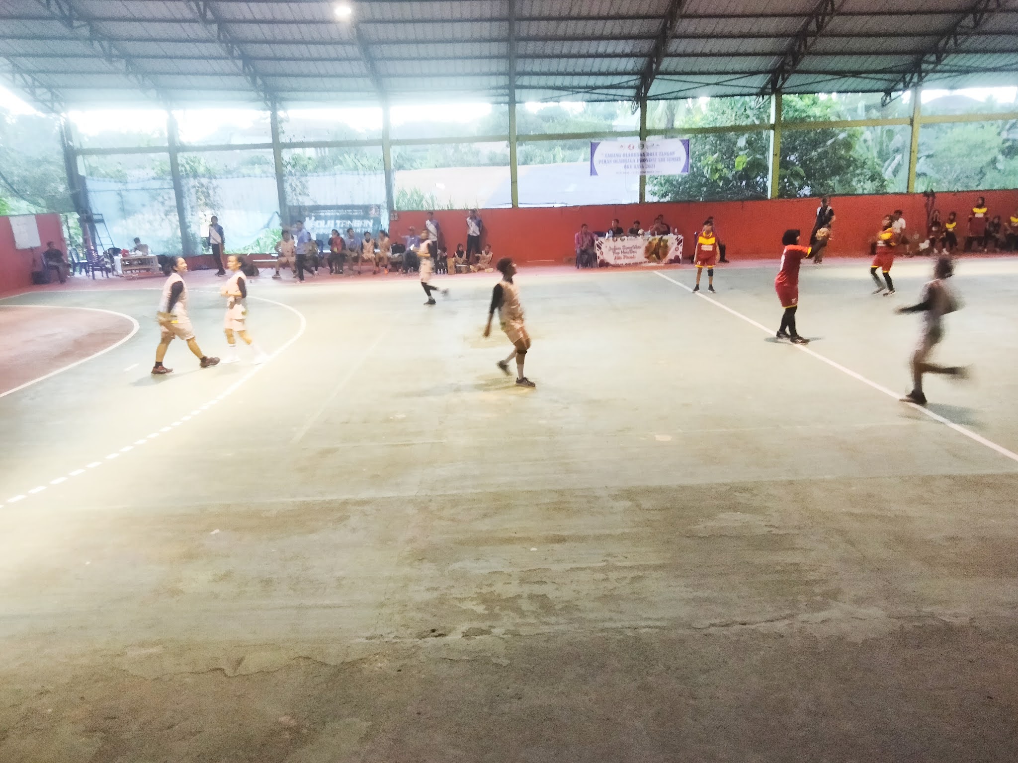 Tim bola tangan Putri Muratara saat bertanding melawan Palembang. (Poto/A4)