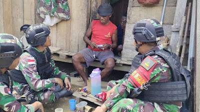 Jalin Keakraban, Satgas Pamtas RI-PNG Yonif 310/KK Ajak Warga Ngopi Bareng