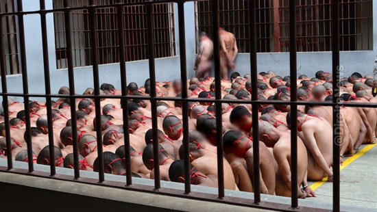 fotos presos nus penitenciaria diretor afastado