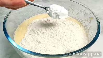 Панкейки на сковороде рецепт. В яблочное пюре добавляем муку + разрыхлитель.