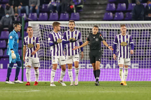 El árbitro González Maeso se justifica ante Roberto, Fede San Emeterio, Queirós, Kiko Olivas y Raúl Carnero, tras conceder el gol de Las Palmas cuando la asistente había levantado el banderín. REAL VALLADOLID 3 U. D. LAS PALMAS 1. Miércoles 15/12/2021: 20:00 horas. Copa del Rey, 2ª eliminatoria a partido único. Valladolid, estadio José Zorrilla