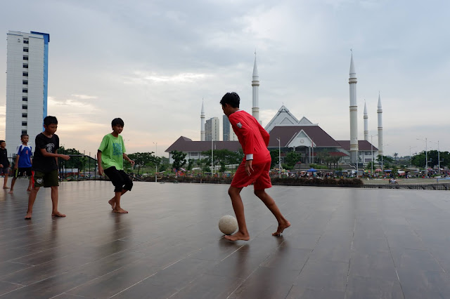 anak-anak bermain bola di jakarta