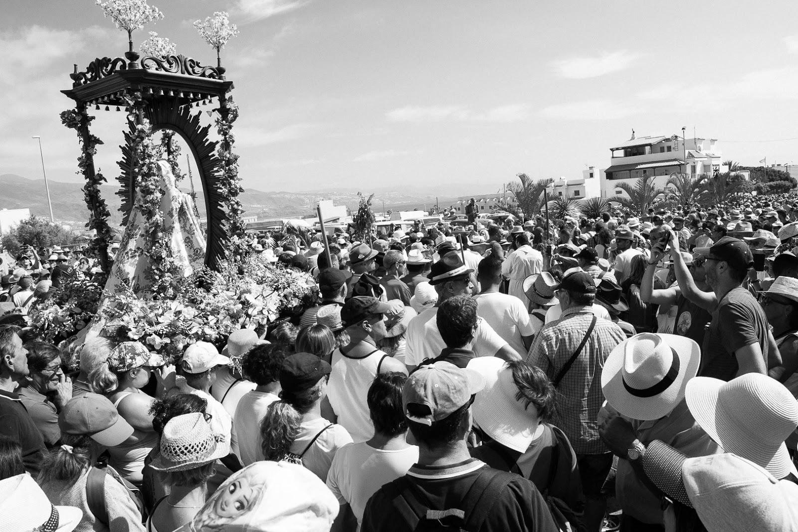Romeria, Guimar - Socorro; Masses carrying La Virgen