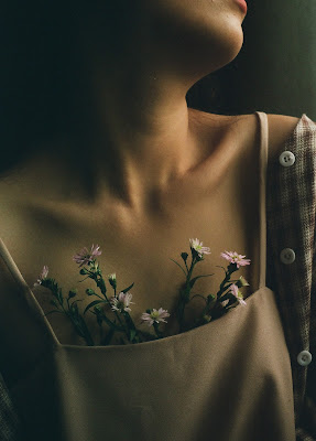 Mujer con flors en el escote