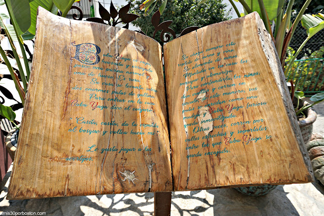 Libro junto a la Casa de la Bruja Baba Yaga en Soportújar, Granada
