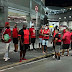 Torcedores do Flamengo vão ao aeroporto com pipocas para protestar contra atletas; time pega saída alternativa e evita contato