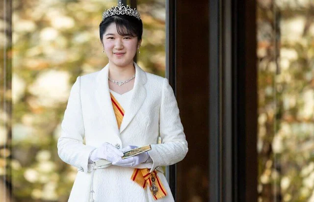 Princess Aiko borrowed the tiara of her aunt, Princess Sayako. Aiko received the Grand Cordon of the Order of the Precious Crown