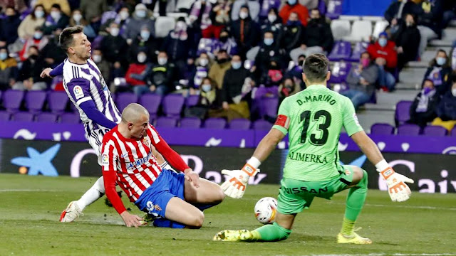 Óscar Plano está a punto de marcar pero la oposición de Kravets y Mariño se lo impide. REAL VALLADOLID C. F. 1 REAL CLUB SPORTING DE GIJÓN 0 Viernes 28/01/2022, 21:00 horas. Campeonato de LaLiga Smark Bank de 2ª División, jornada 25. Valladolid, estadio José Zorrilla: 13.221 espectadores. GOLES: 1-0: 74’, Roque Mesa