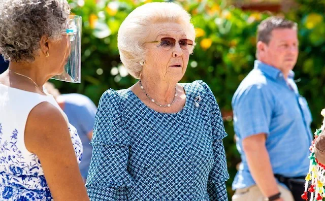 Princess Beatrix visited the sculpture garden of the Blauwbaai resort (Blue Bay) in Willemstad on Curacao
