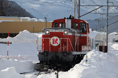 会津田島駅で機回し中の東武鉄道DE10形1099号機