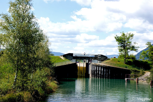 La Digue du Rhone collega il fiume al canale Sauiveres a Chanaz