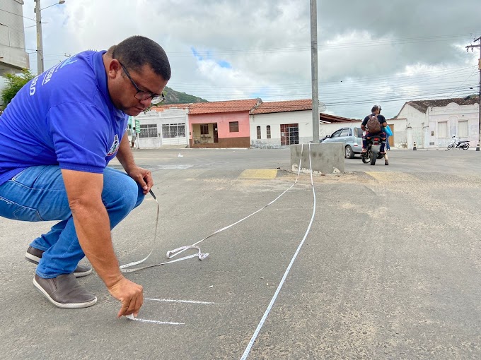 Engenheiros de tráfego da Secretaria de Infraestrutura fazem medição e escavação de rotatória na Belarmino Pinto