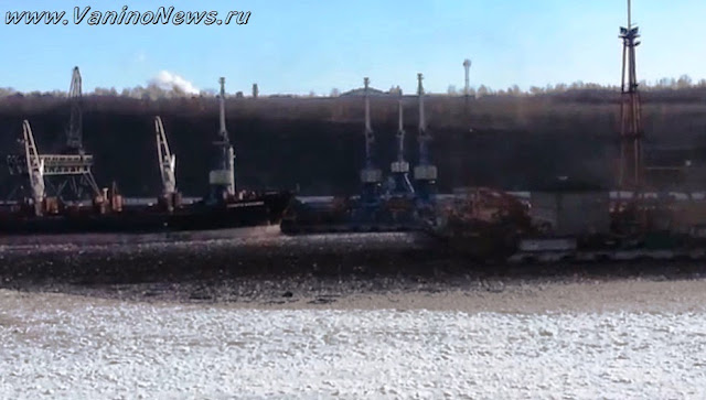 Угольная пыль в бухте. Порт Ванино www.vaninonews.ru