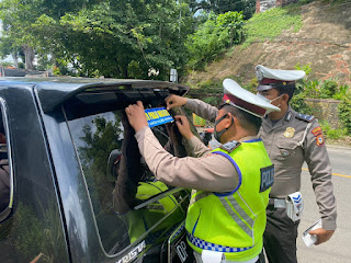 Sosialisasikan Penggunaan Masker Kepada Masyarakat, Personel Satlantas Polres Enrekang Pasang Stiker Ke Kendaraan