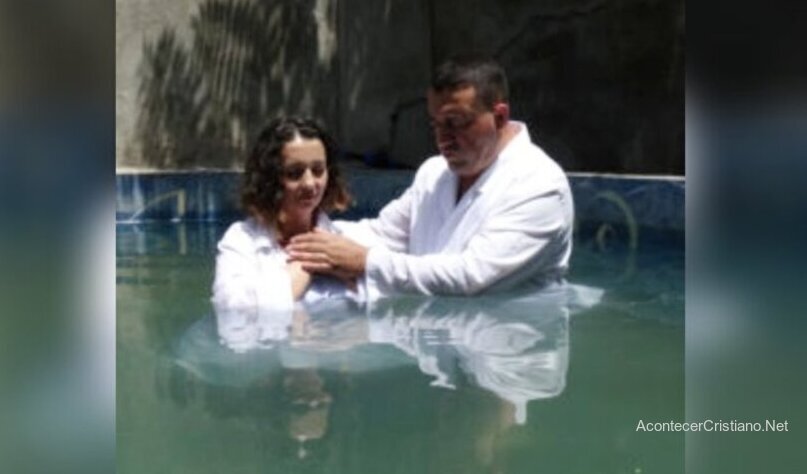 Hija se bautiza después de sanación de su madre