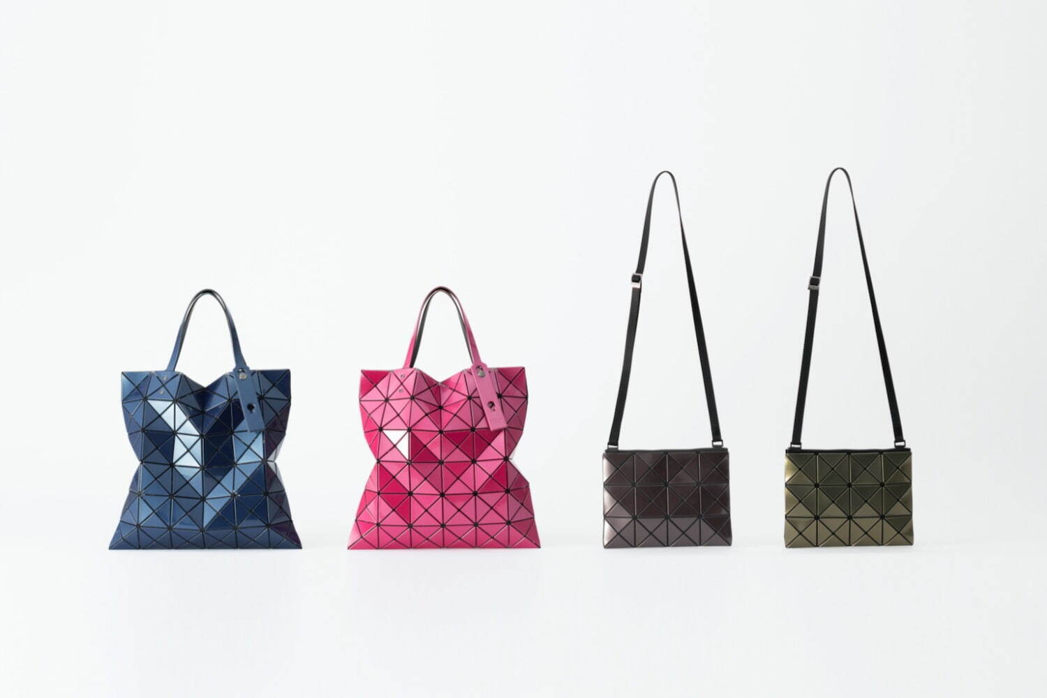 BAO BAO ISSEY MIYAKE January 2022 LUECNT W COLOR Tote Bag (H340xW340mm) 37,400円、Shoulder Bag (H170×W230mm) 26,400円