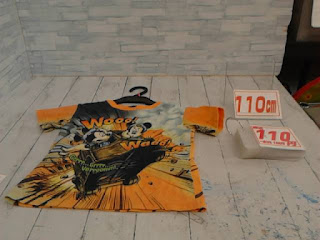中古品　子供服　１１０ｃｍ　ミッキープリント　オレンジカラー　半袖Ｔシャツ　１１０円