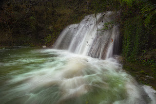 cascada en el rio hijuela a las afueras de irús en las merindades