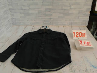 中古品　子供服　１２０ｃｍ　ブラック　長袖シャツ　１１０円